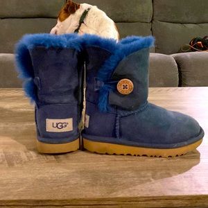 Gently Worn Girls Size 10 Uggs (cute dog not included)😋